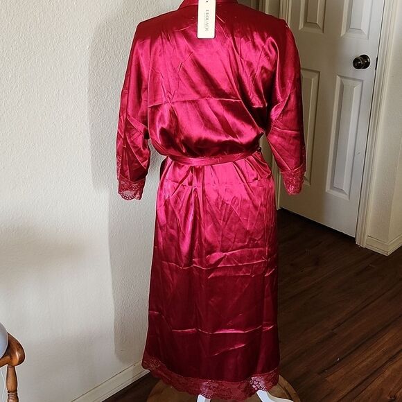 New Robe - Picture 2 of 4